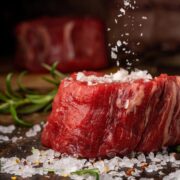 Cospargere di sale la carne cruda Carne rossa