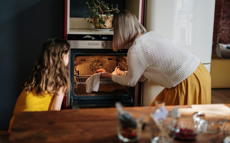 donna maglione bianco bambina forno cucinare cucina