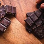 fermaglio per capelli in plastica nera su tavolo in legno marrone cioccolato