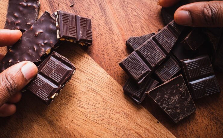 fermaglio per capelli in plastica nera su tavolo in legno marrone cioccolato