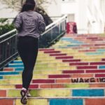 donna che corre al piano di sopra in camera city wellness