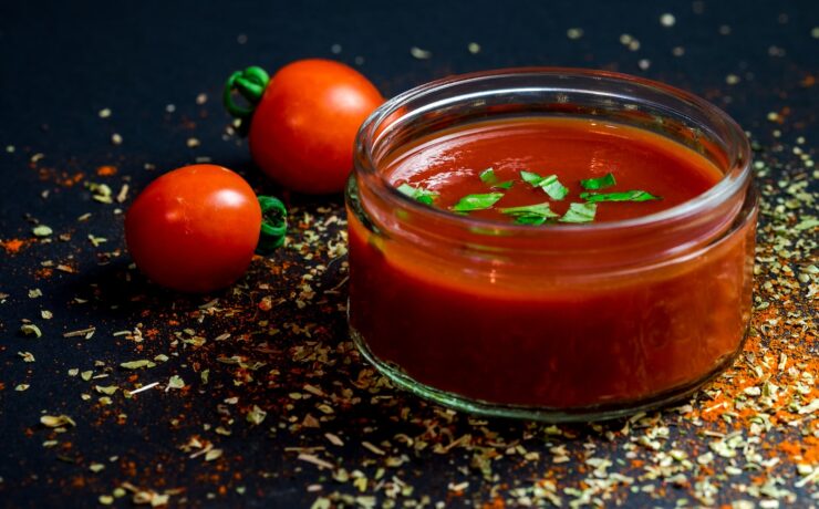 pomodoro e passata di pomodoro con prezzemolo in una ciotola di ketchup