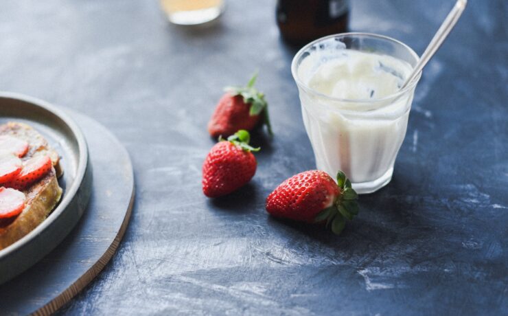 fragole e bicchiere di panna