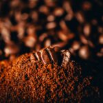 pietre marroni e nere in primo piano fotografia caffè