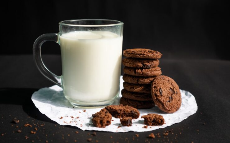 biscotti e latte in tazza di vetro trasparente con biscotti al cioccolato