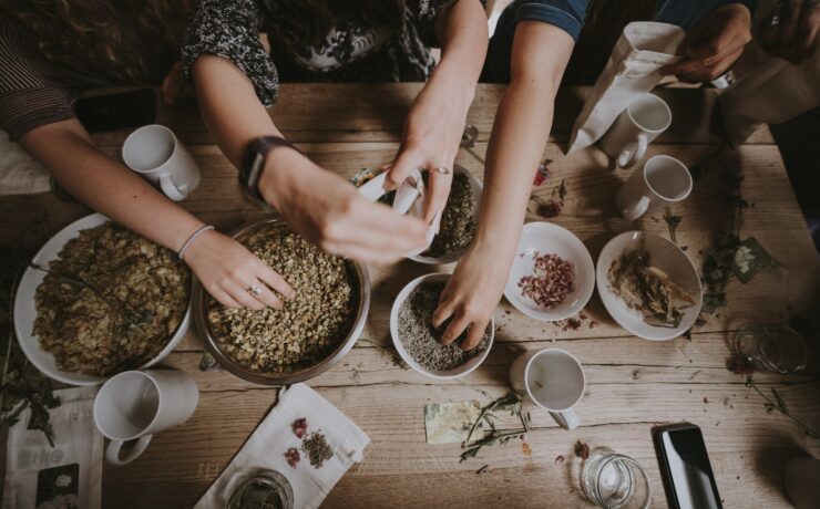 cucinare cucina mani persone ingredienti alimentazione cibo