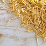 tessuto bianco e marrone su pasta tessile bianca pasta fresca