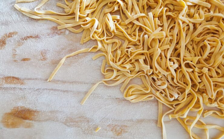 tessuto bianco e marrone su pasta tessile bianca pasta fresca