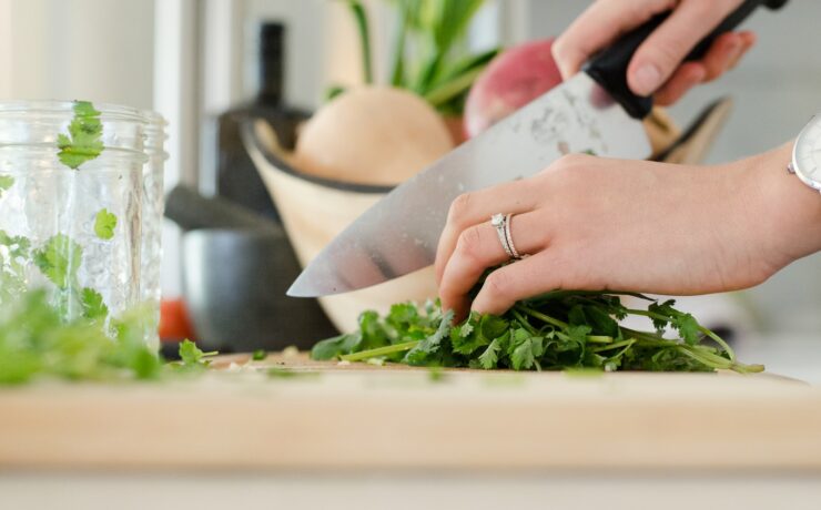 coltello tagliere legno cucina erbe aromatiche verdure basilico prezzemolo timo menta salvia verdure benessere nutrizione alimenti benessere dieta salute