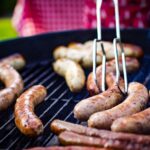 salsiccia alla griglia su grill all'aperto