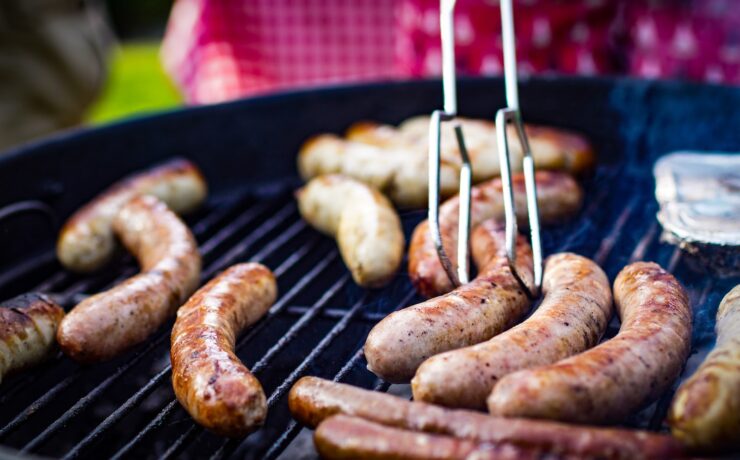 salsiccia alla griglia su grill all'aperto