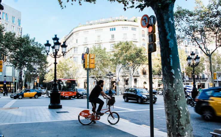 bicicletta pedalare città traffico