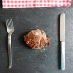 Forchetta Con Manico Bianco Accanto A Pane Marrone carne bistecca