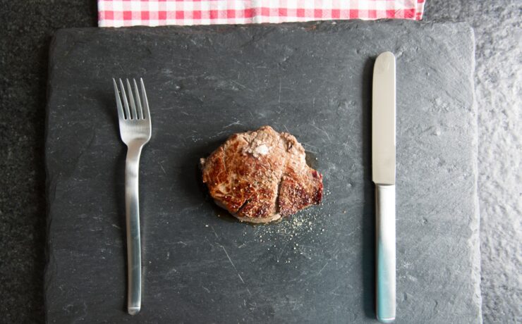 Forchetta Con Manico Bianco Accanto A Pane Marrone carne bistecca