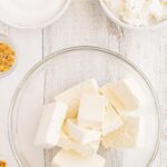 Formaggio bianco su margarina in ciotola di vetro trasparente margarina