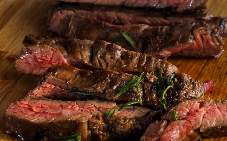 carne bistecca tagliere sangue cucina cucinare