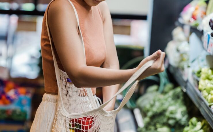 donna ragazza spesa supermercato verdure shopping