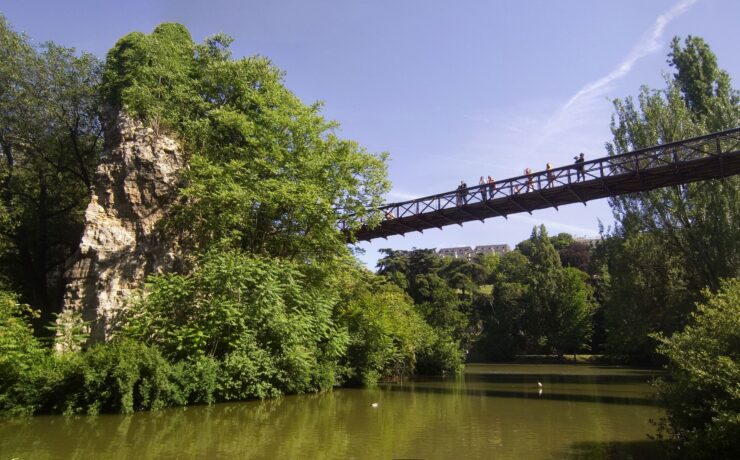 passerella sospesa nel parco buttes-chaumont a parigi