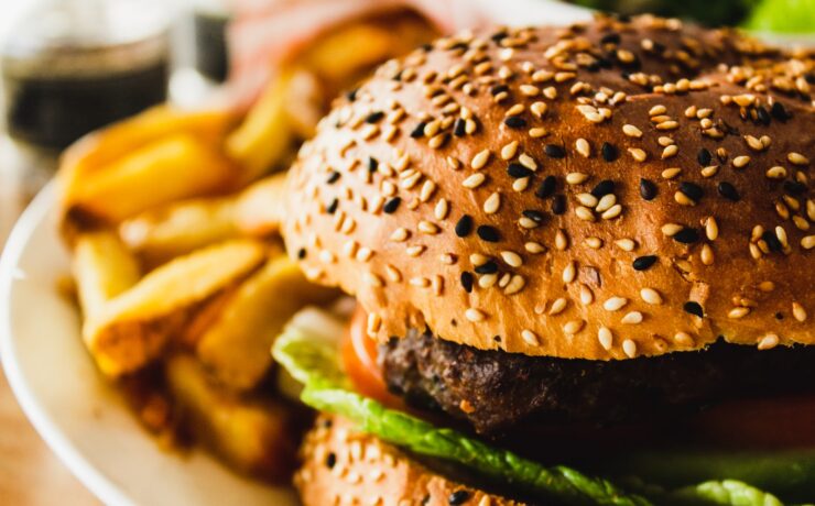 hamburger con patatine fritte sul piatto di pane