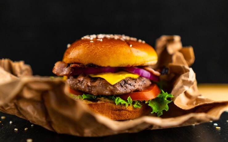 hamburger con lattuga e pomodoro