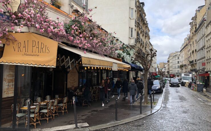 una strada parigina con i suoi caffè