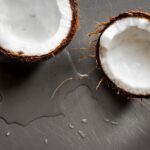 noci di cocco cibo rotondo marrone su tessuto nero