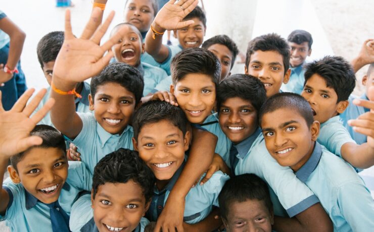 gruppo di bambini che scattano foto amici