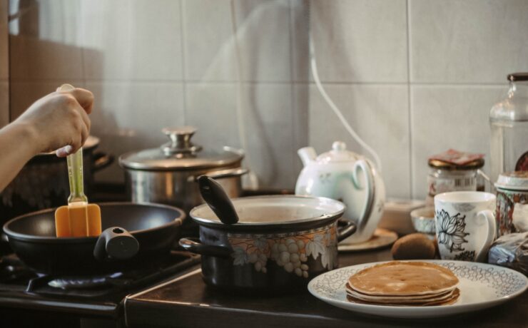 ciotola in ceramica floreale bianca e blu sulla stufa nera colazione mattina