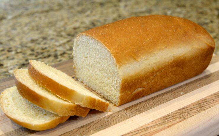 pane sul tagliere di legno marrone pane bianco