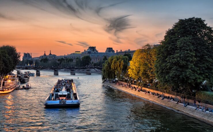 barca a vela sul fiume senna a parigi al crepuscolo