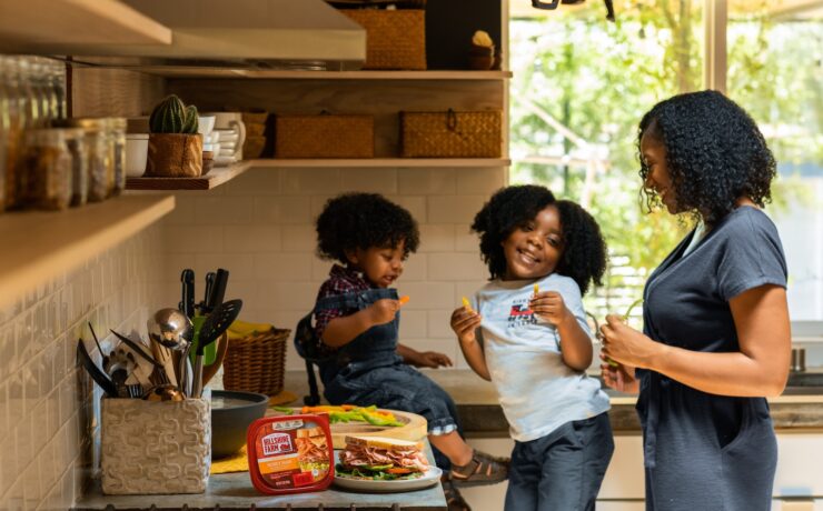 famiglia bambine madre cucina