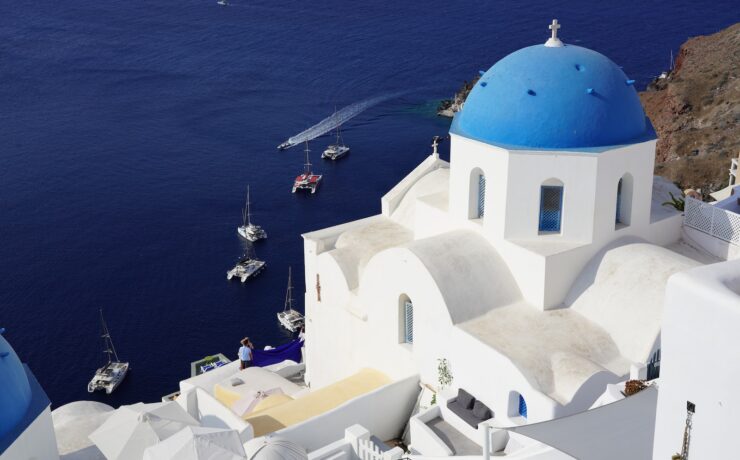 Esterno di una chiesa dipinta di bianco con una cupola blu Chiese a cupola blu grecia europa