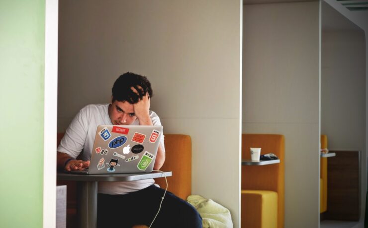 ragazzo uomo maglietta bianca tshirt ufficio computer laptop fatica stress