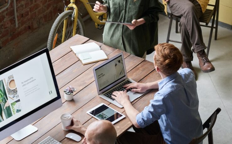 ufficio gente impiegati lavoro computer