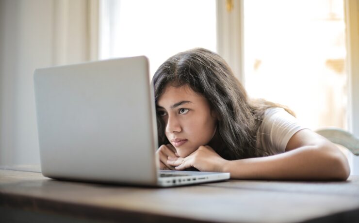 ragazza, donna, laptop, computer, lavorando, stress, fatica