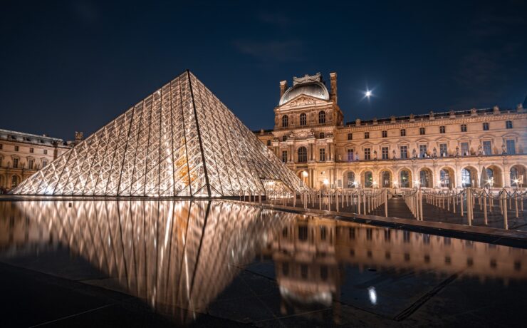 museo del louvre e piramide di notte