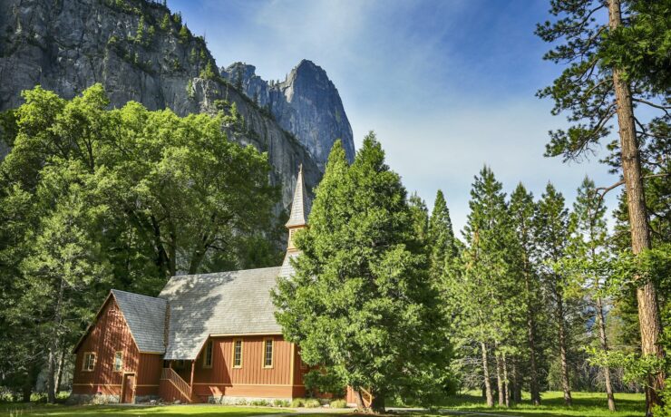 Una bellissima cappella di Yosemite circondata da alberi verdi vicino a Rocky Mountain, Yosemite Valley Chapel, california, usa