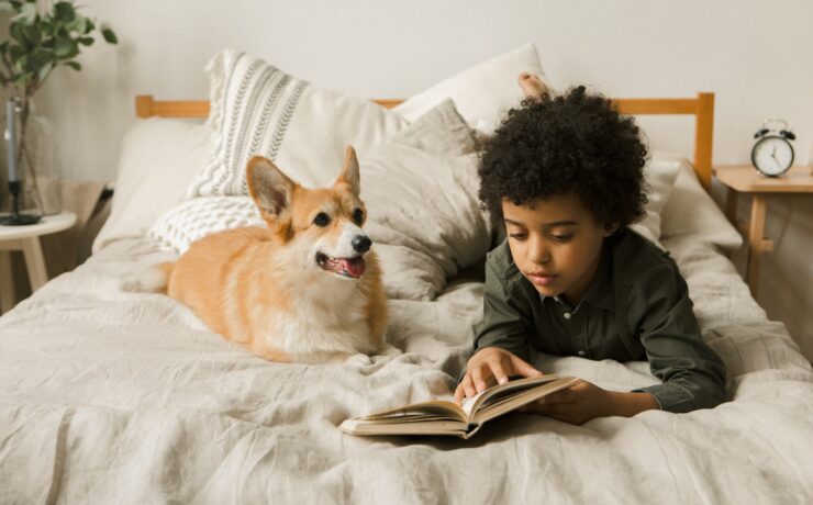 bambino letto cane leggere libro