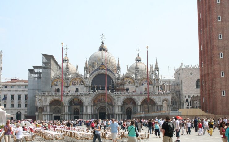 Folla sulla piazza prima della Basilica di San Marco a Venezia, Italia chiesa religione