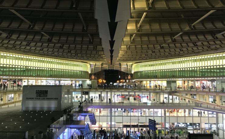 fotografia di paesaggio dell'interno del centro commerciale