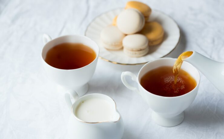 due tazze di caffè accanto agli amaretti sul piatto tè pomeridiano Inghilterra tradizione inglese latte