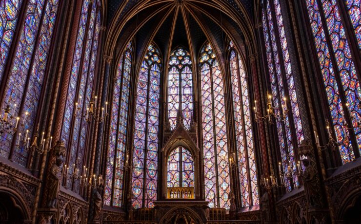 le vetrate della sainte-chapelle di parigi, vista dall'interno