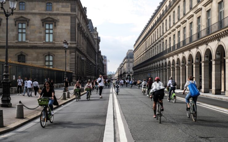 persone che camminano lungo rue de rivoli a parigi