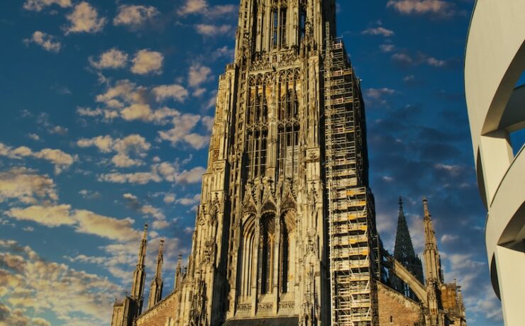 un edificio molto alto con uno sfondo cielo, chiesa, Ulm Minster, germania, europa, Duomo di Ulma