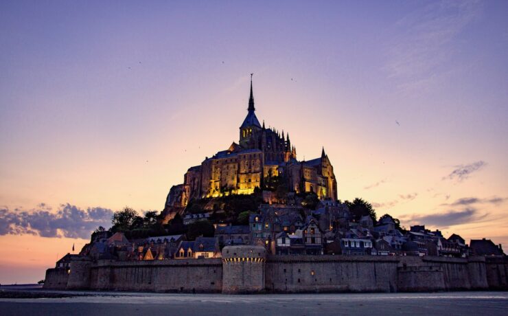 edificio in cemento marrone chiesa abbazia Mont-Saint-Michel francia