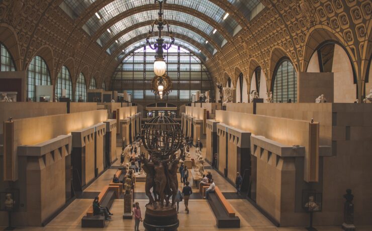 interno del museo d'orsay a parigi