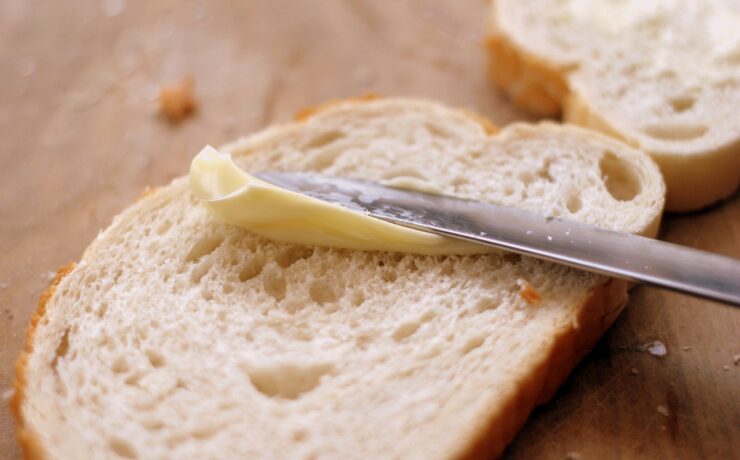 fetta di pane, coltello spalma margarina