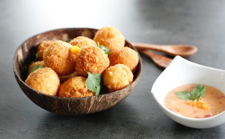 pote com bolinhos fritos e um molho rosé ao lado