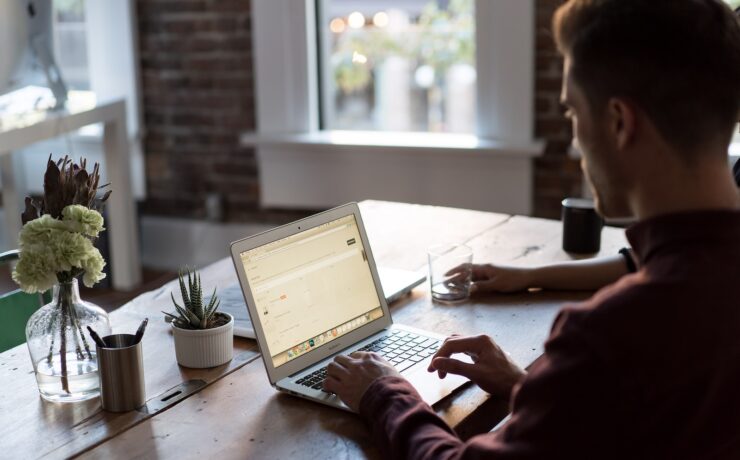 uomo che lavora al computer seduto alla scrivania