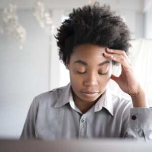 ragazza stanca in ufficio davanti al computer